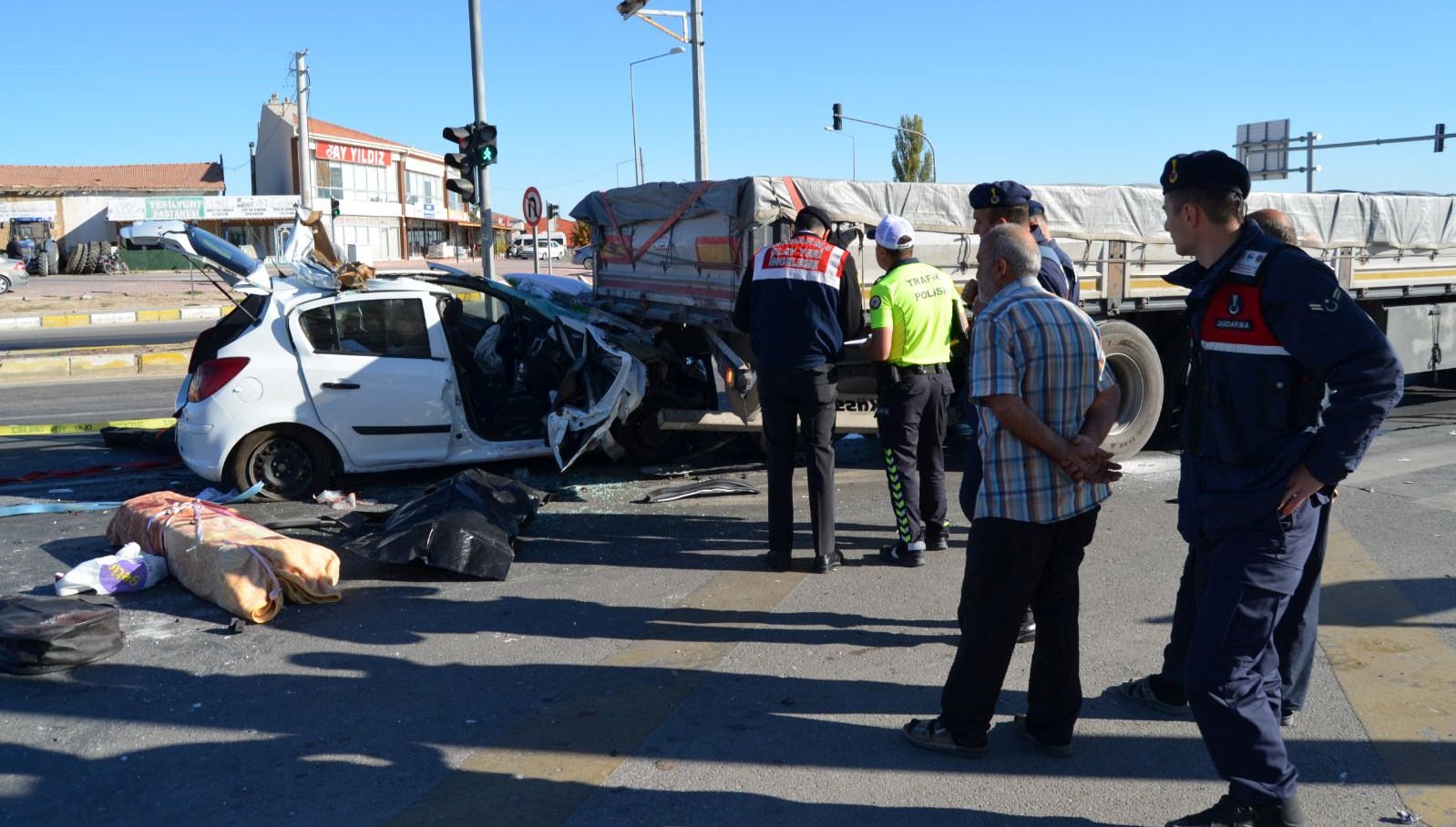 kirmizi isikta feci son anne oldu oglu yarali LqHl2k8q