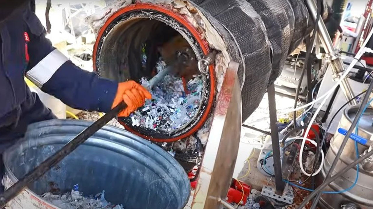 22 yasindaki mucit plastik atigi arabalari calistiran bir yakita donusturdu 6yYUglv9.jpg