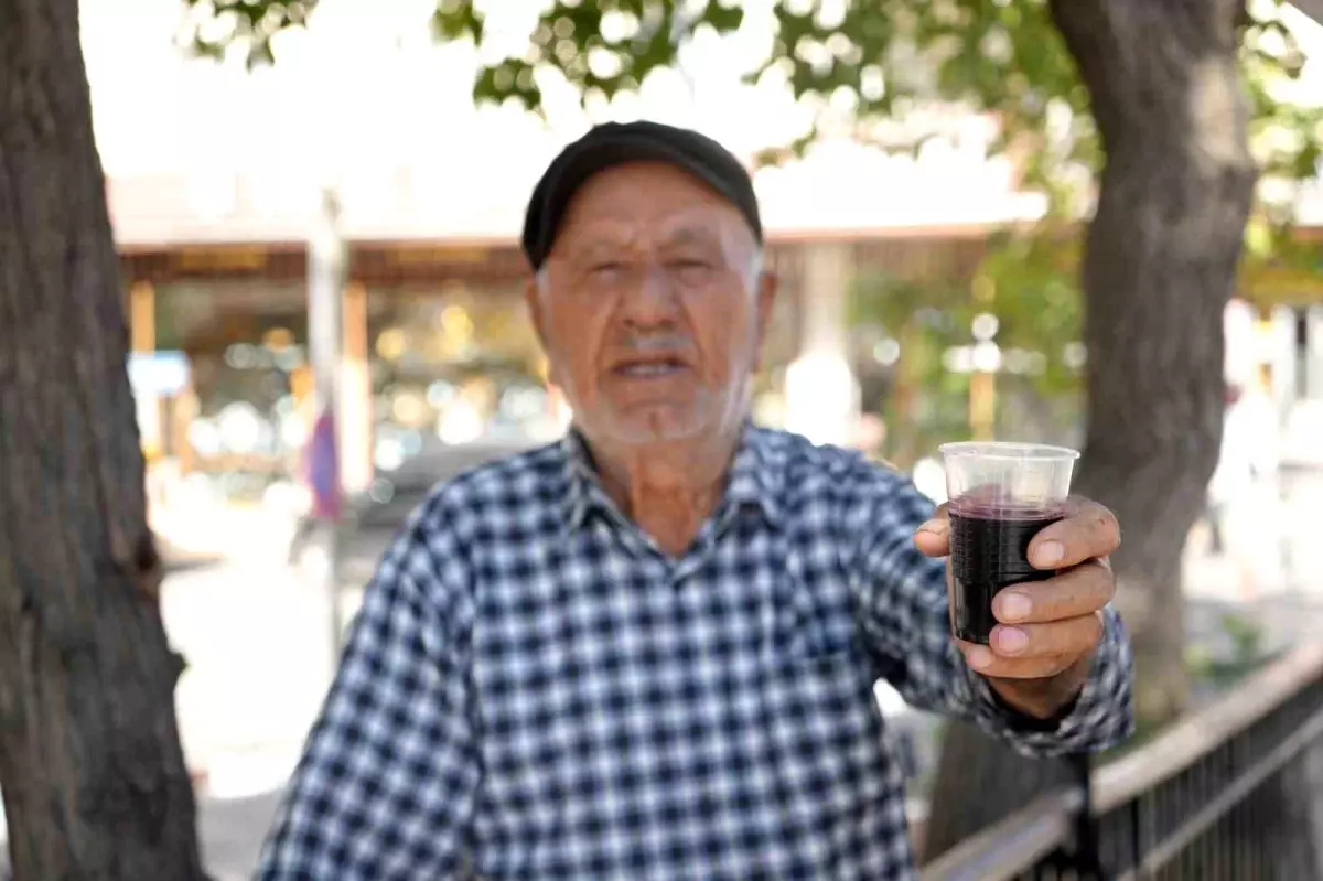 86 yasindaki usta 40 yildir dogal karadut suyu satiyor zNhlPWUc.jpg