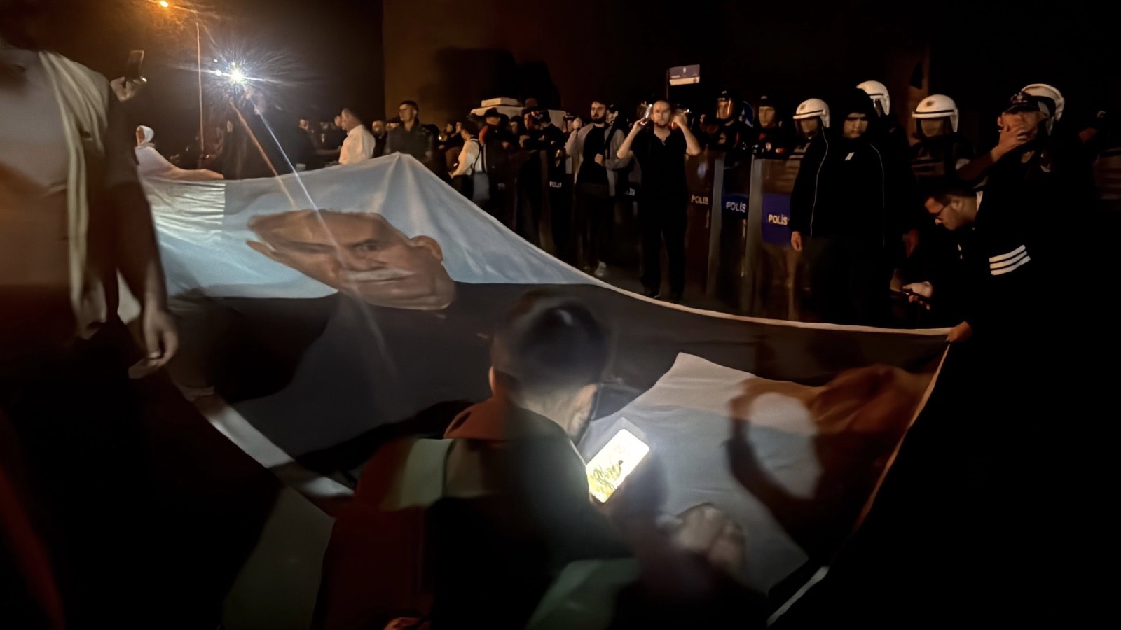 diyarbakirdaki ocalana ozgurluk yuruyusunde polise dusman denmesine yerlikayadan tepki cozum surecine karsi suikast tesebbusu dLlTU7kE.jpg