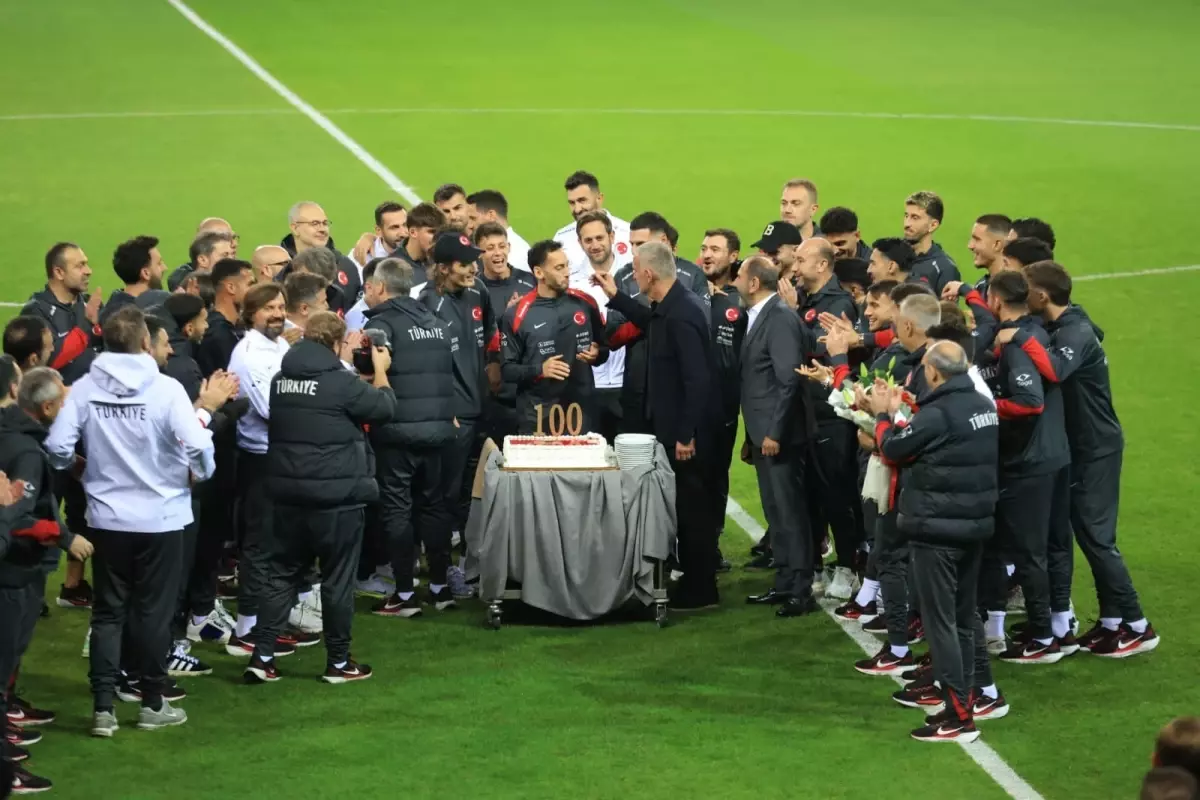 hakan calhanoglu 100 macinda kutlandi kA7kqI5S.jpg