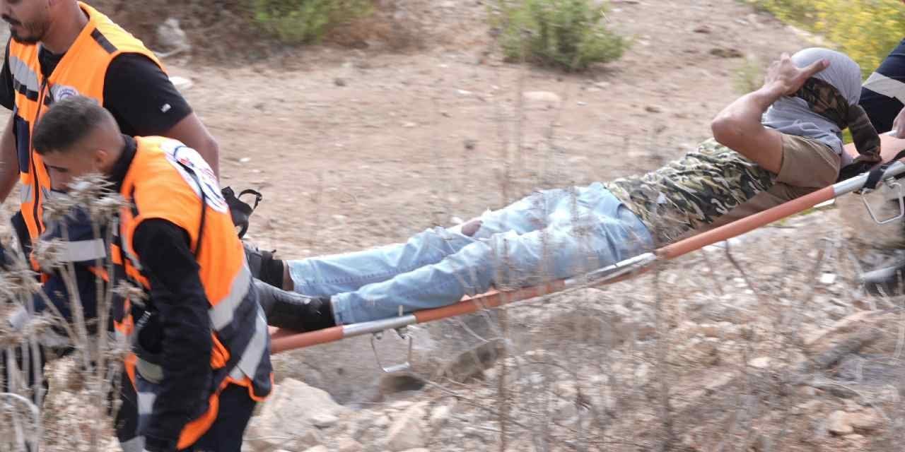 israil askerleri sevinmeyin diyerek filistinli kalabaliga saldirdi Qk5Semqq.jpg