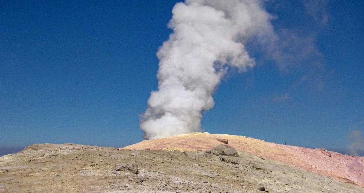 komsu ulkede 710 bin yildir uyuyan yanardagi uyandi koku ihbarlari gelmeye basladi lVePsDgZ.jpg