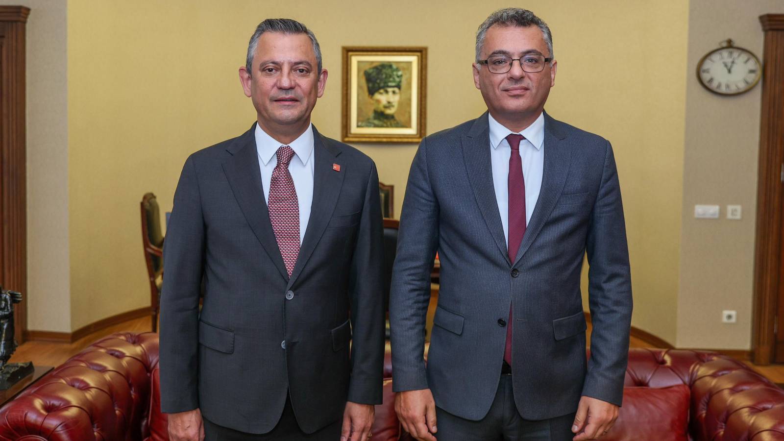 ozgur ozel kibris turk halki tuttugu tarafin propagandasini yapmak adina adaya adeta cikarma yapan zihniyete de cevabini vermistir afQQ1qEK.jpg