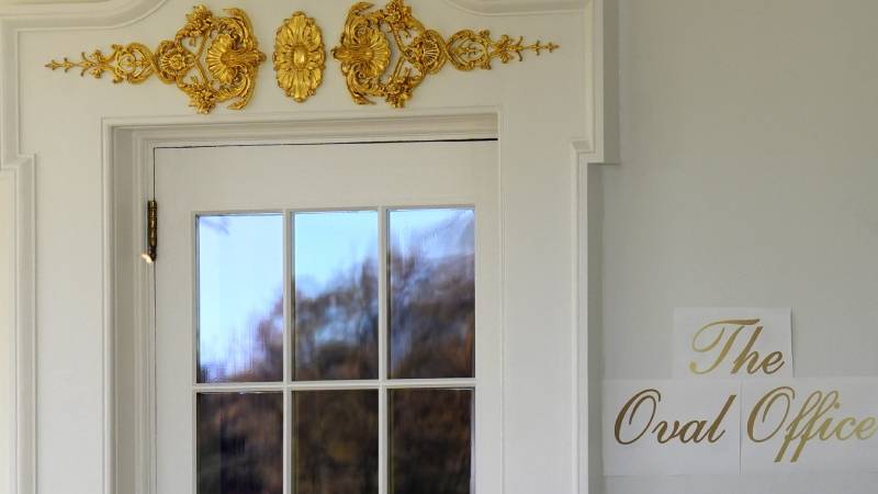 abd tarihinin en uzun huk met kapanmasini yasiyor trump oval ofise altindan tabela hazirlatiyor PuySUwF7.jpg