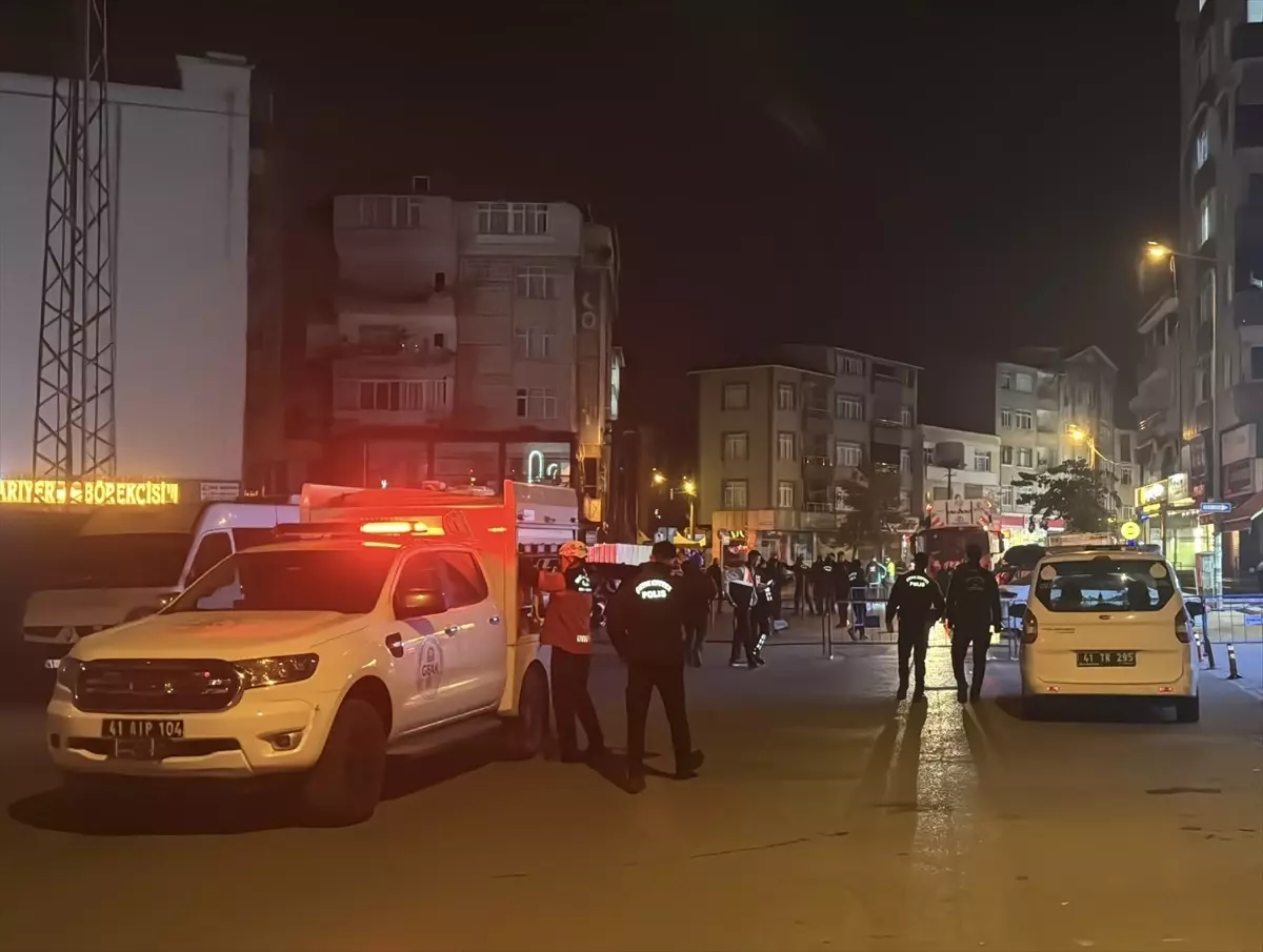 gebzede coken apartmanin yakinindaki bina tahliye edildi OXUS3HTW.jpg