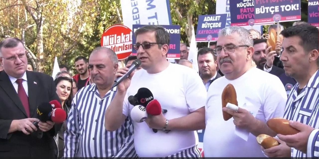 memurlar tbmm onunde icra memuruna karsi soyundu al bir ceketim kaldi UlF6qW8p.jpg