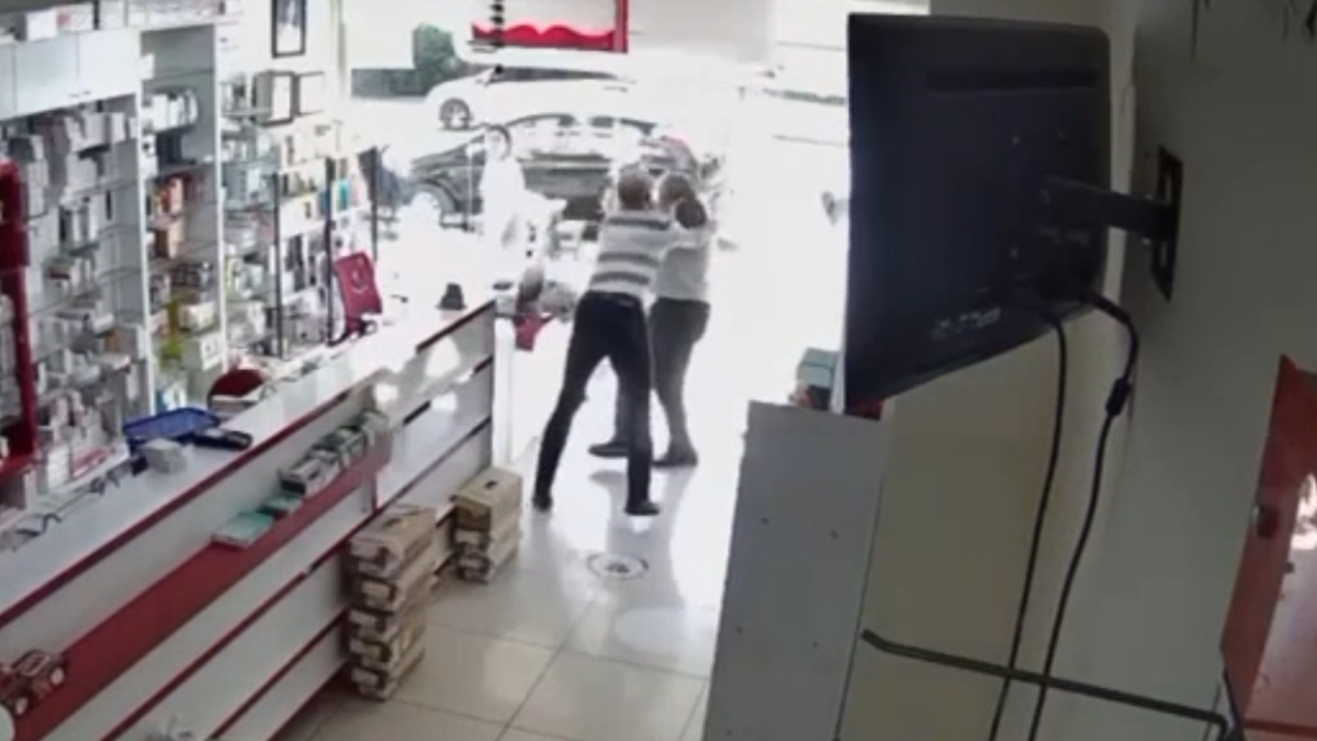 mersinde eczaci teknisyeni tartaklandi yeni goruntulerle gercek ortaya cikti XrJrJx7R.jpg