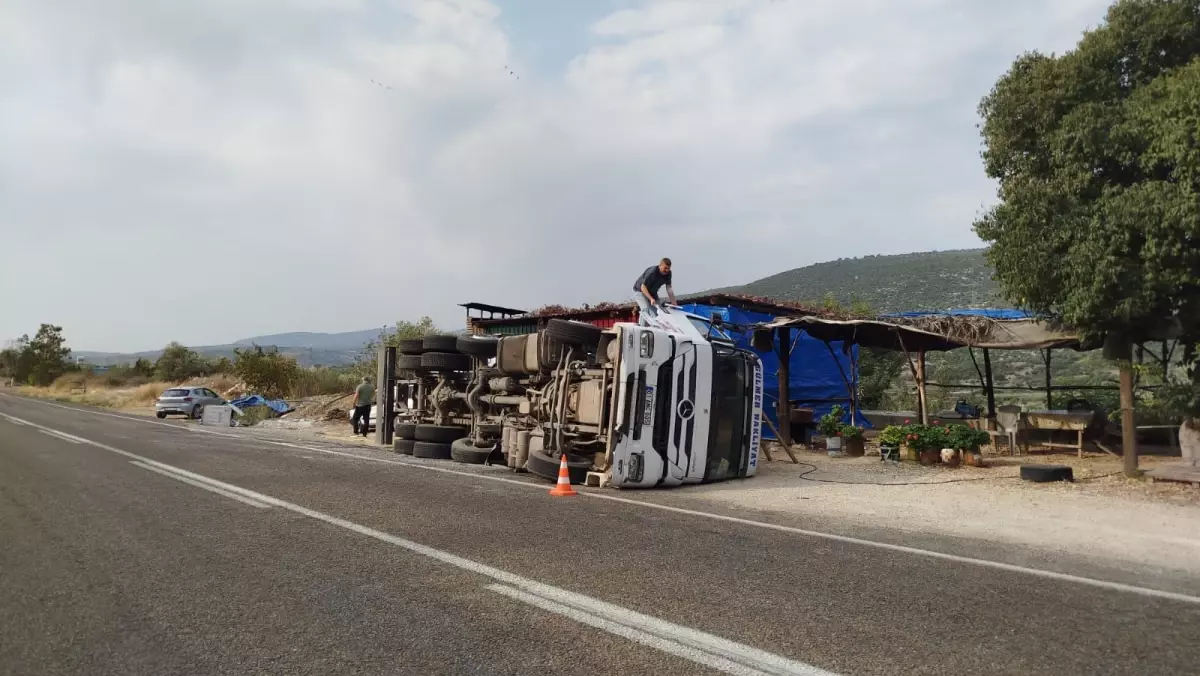 tarsusta kamyon devrildi sofor yaralandi 2I6F2gXd.jpg