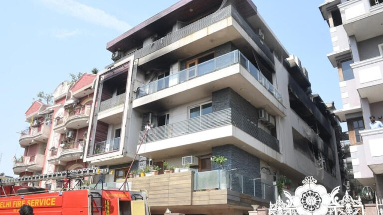 hindistanda-apartmanda-yangin-hayatini-kaybedenler-var-lKlyf3nv