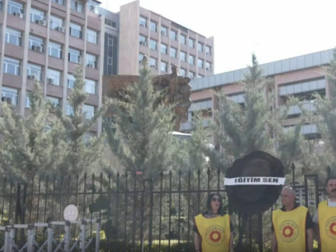 Eğitim Sen’den MEB önüne siyah çelenk
