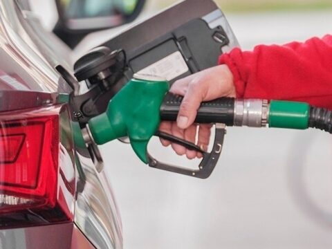 Petrol fiyatları düşerken akaryakıta neden indirim gelmiyor? Bakan açıkladı