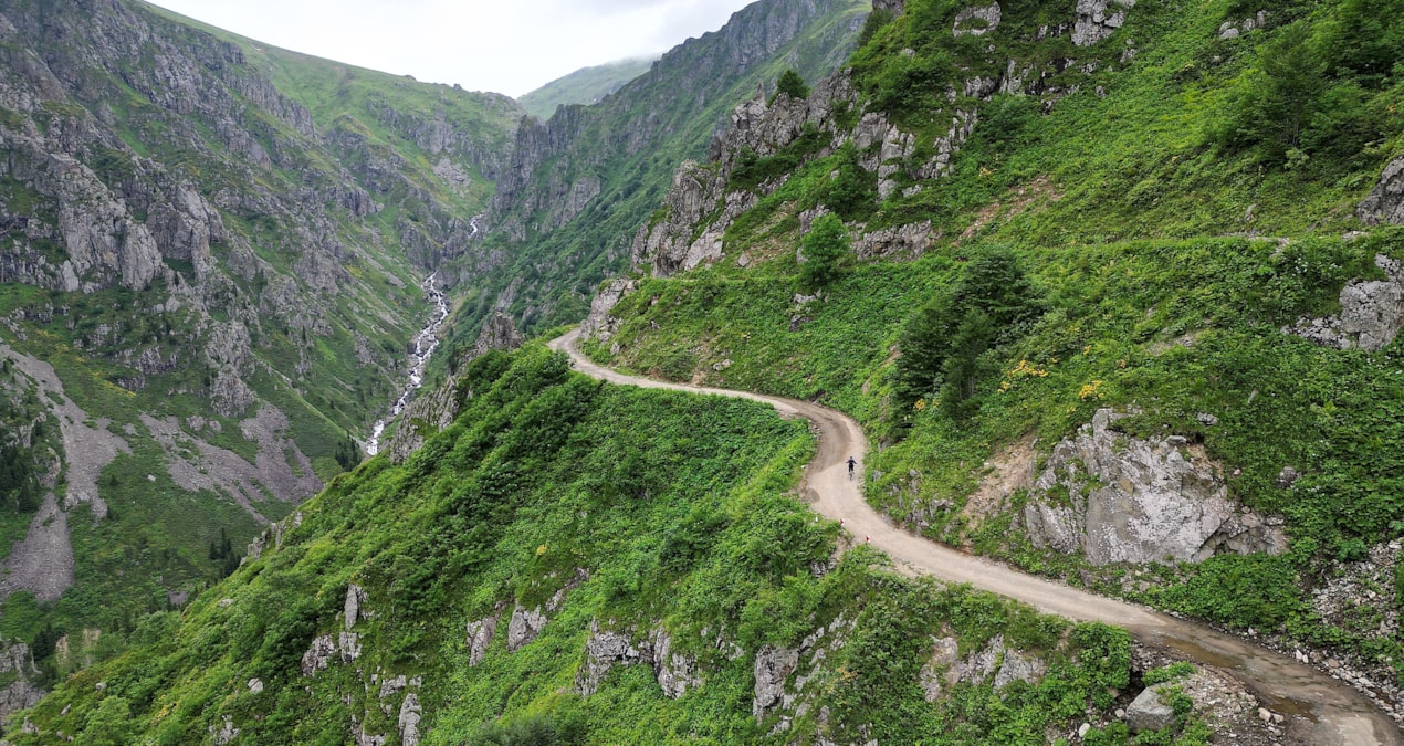 Dunyanin en tehlikeli yolu turkiyedeymis turistler akin akin gormeye geliyor SNAb8kzl