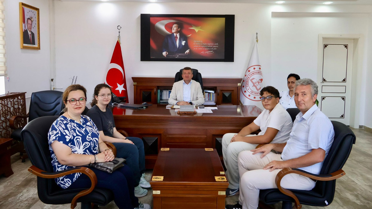 Müdür Şimşek LGS’de dereceye giren öğrencileri makamında ağırladı